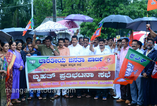 BJP stages protest 1